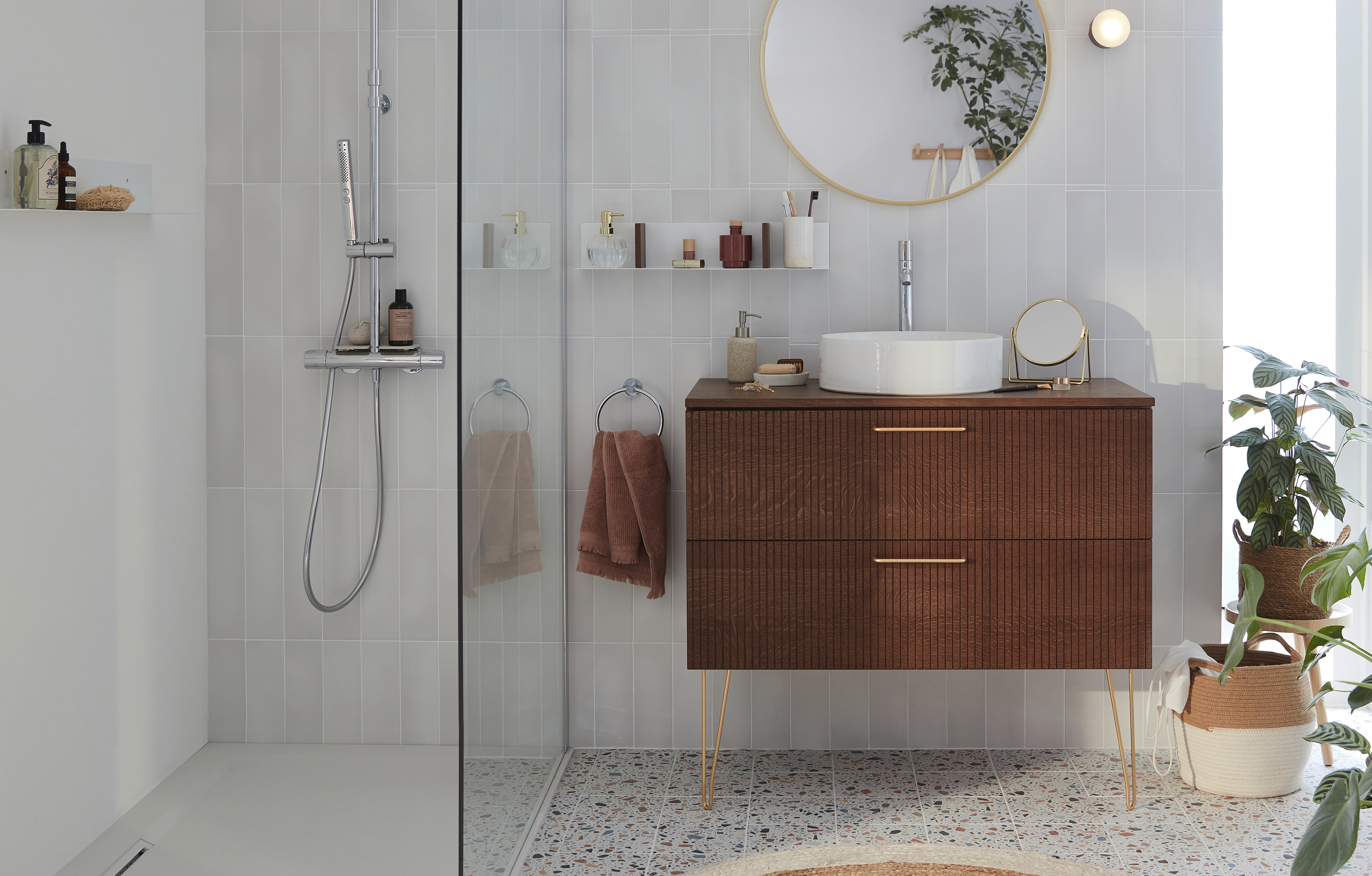 Installation d'une petite salle de bain moderne ton clair beige marron