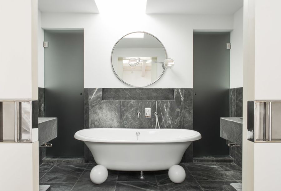 La baignoire sur pieds est l'un des objets les plus emblématiques de la  salle de bains. Installée dans une niche, ou au centre de la salle de  bains, elle souffle un vent