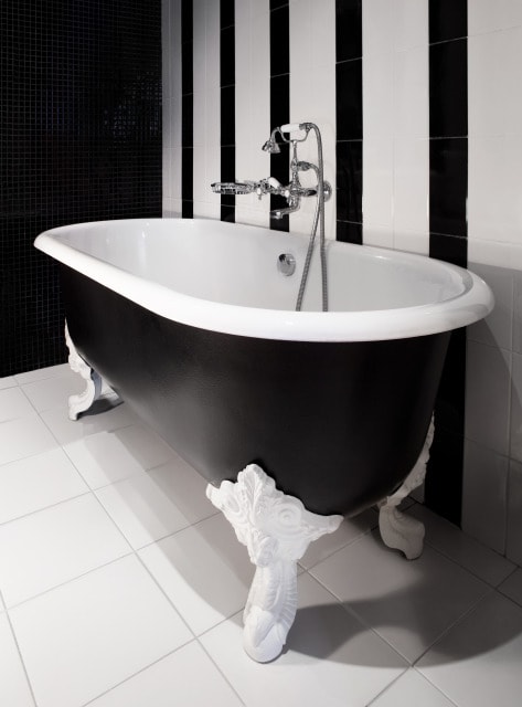 La baignoire sur pieds est l'un des objets les plus emblématiques de la  salle de bains. Installée dans une niche, ou au centre de la salle de  bains, elle souffle un vent